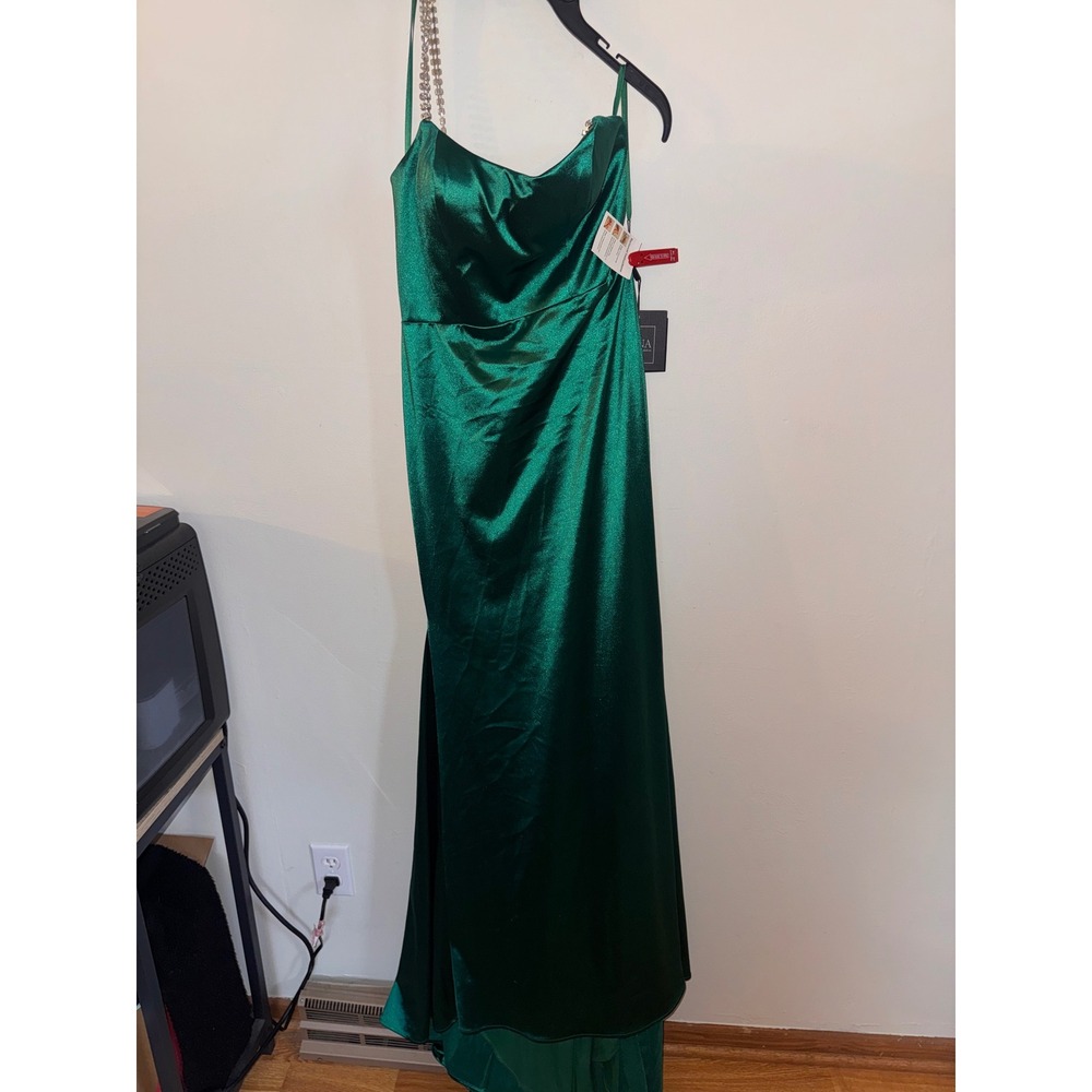 Ieena for Mac Duggal Emerald Green Satin Rhinestone Trim Gown 6 NWT fixxer upper